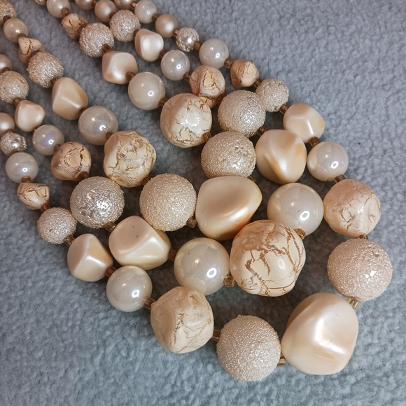 🌹Vintage Made in Japan Triple Strand Statement Necklace and Clip-on Earrings - Picture 10 of 10